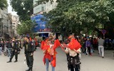 [ẢNH] Cuồng nhiệt cổ động viên Việt Nam trước giờ bóng lăn